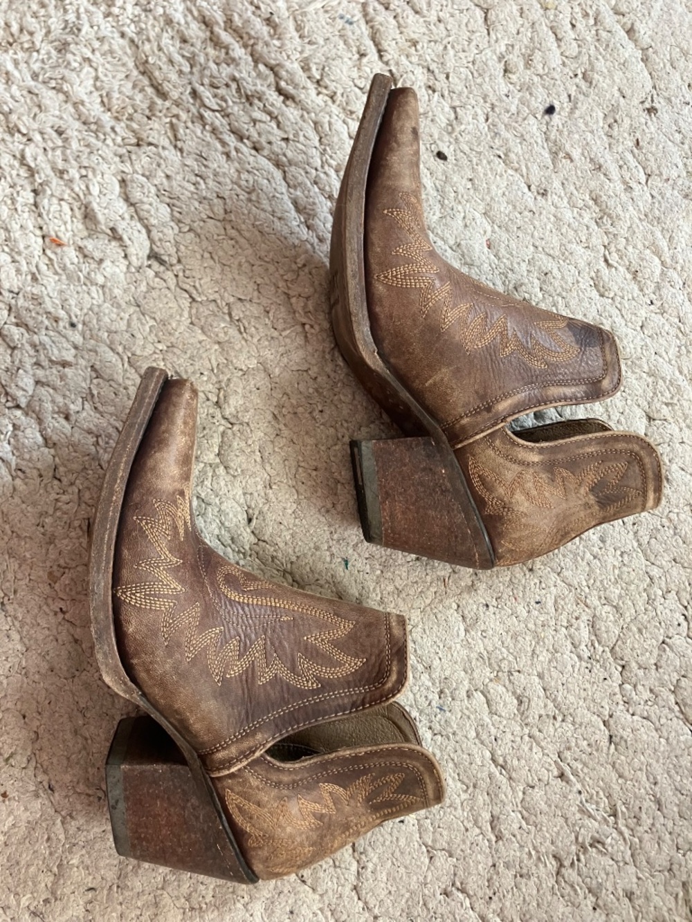 Ariat cowgirl booties size 8.5 - Picture 2 of 5